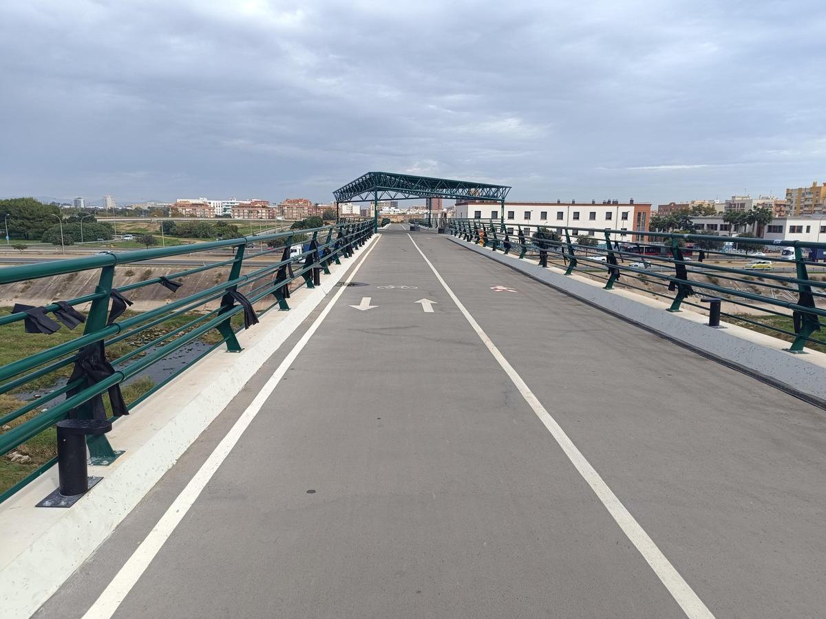 Crespones negros en los laterales del puente.