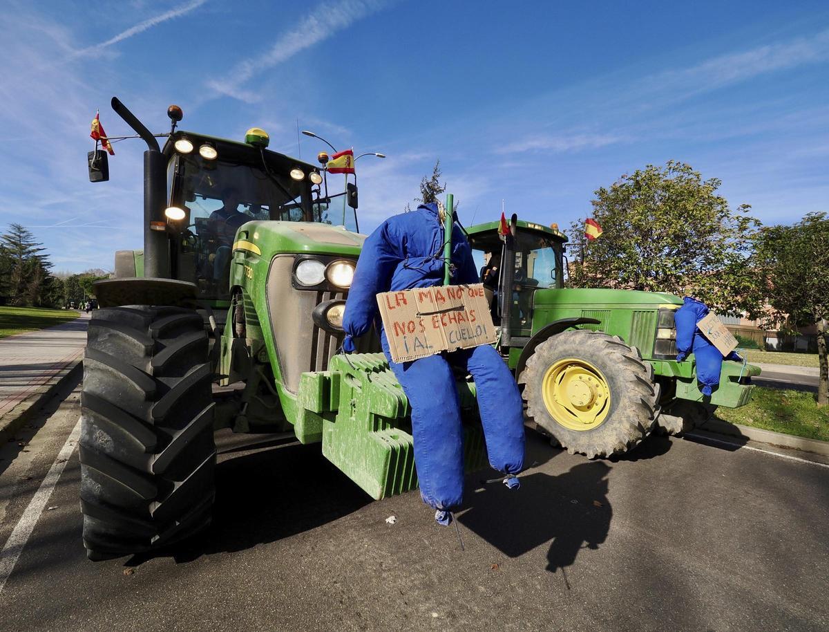 Cientos de tractores cortan autovías en Zamora y ralentizan León, Valladolid y Salamanca