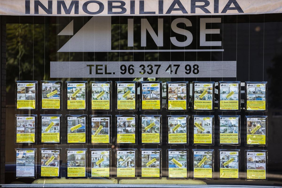 Escaparate de una inmonbiliaria de València.