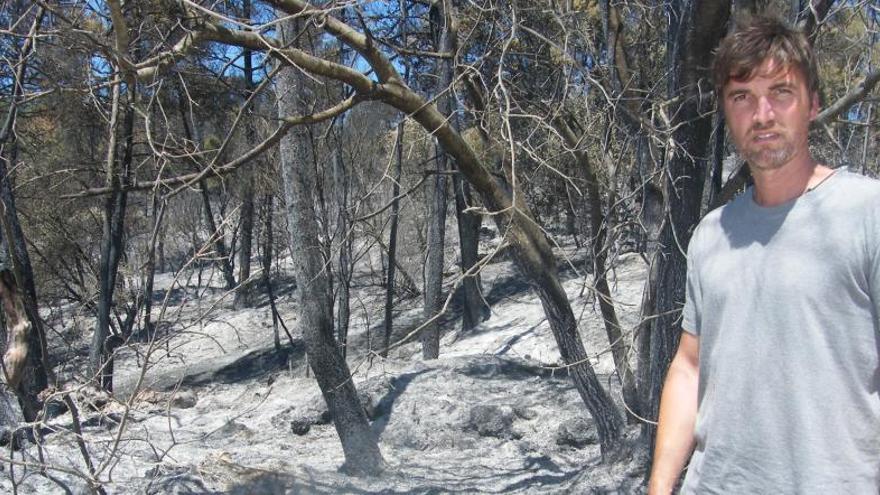 L&#039;alcalde de Sant Feliu a la zona cremada pel foc