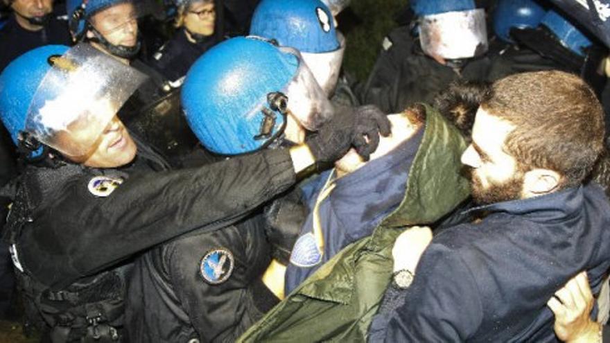 Pequeños enfrentamientos en la salida de los etarras detenidos