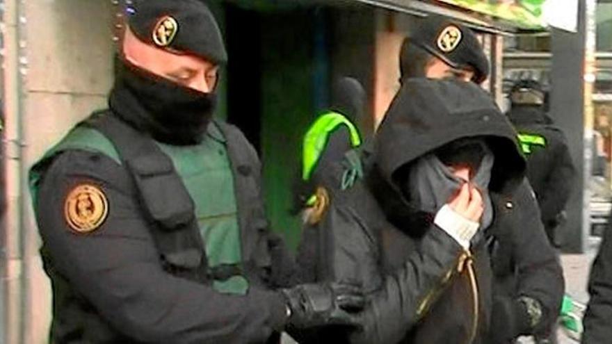 Agents de la Guàrdia Civil custodien la jove de 24 anys arrestada per presumpte vinculació al gihadisme