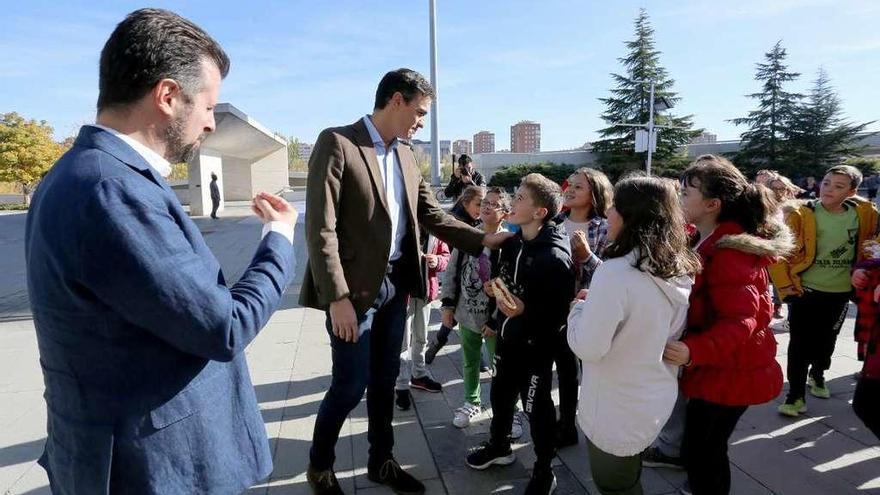 Luis Tudanca, izquierda, y Pedro Sánchez saludan a unos niños antes de informar sobre la reunión del partido.