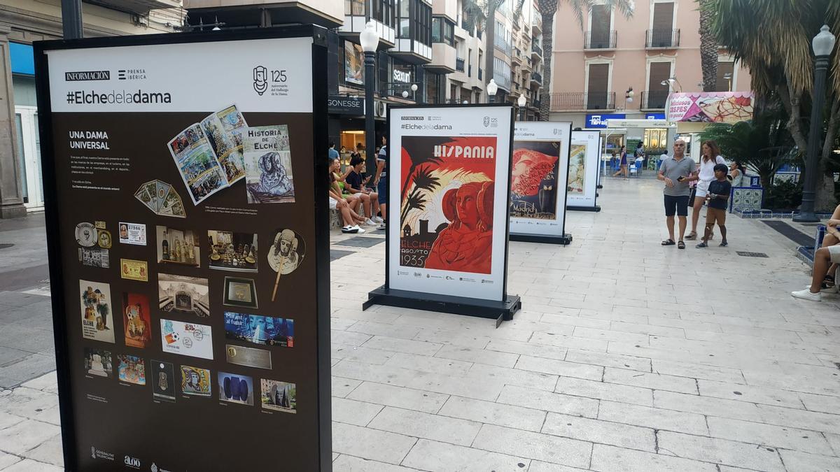 Los elementos de la exposición ya estaban montados en la Glorieta ayer por la tarde.