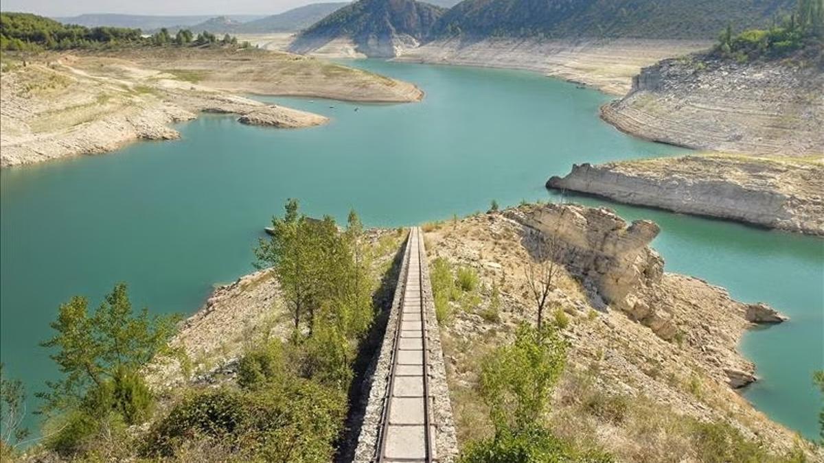 Uno de los rincones más curiosos de Entrepeñas es la isla del Pico de Monte Abajo, conocida popularmente como la isla del Rinoceronte