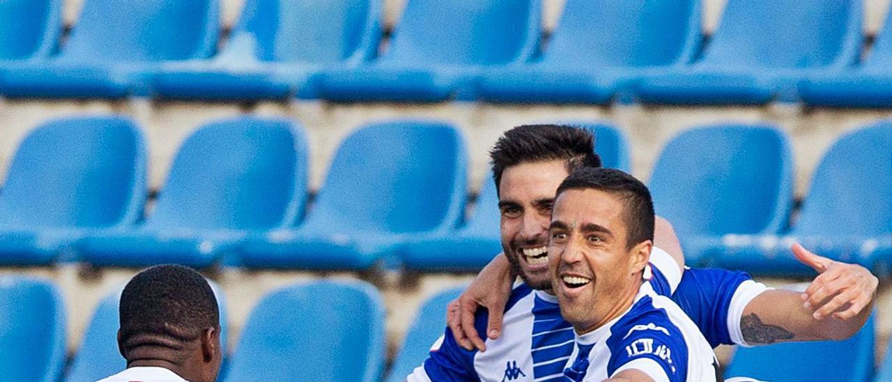 Appin, Pastorini y Pedro celebran el gol del uruguayo ante el Badalona en el Rico Pérez.