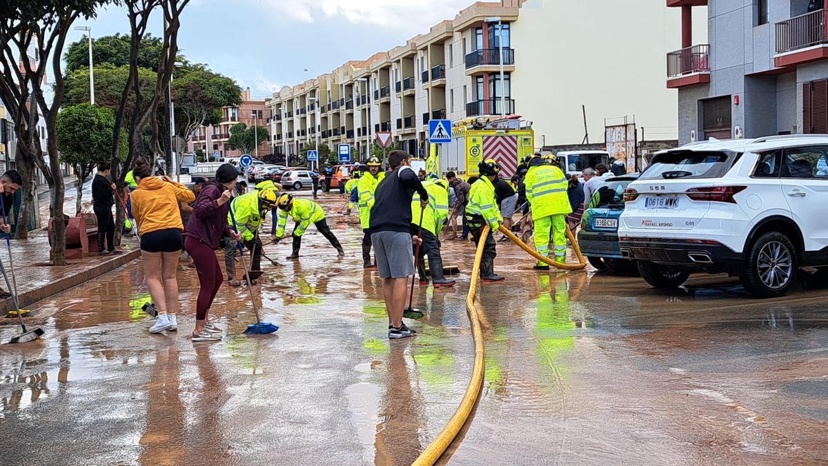 Vecinos y operarios municipales intentan limpiar el barro que dejó la tromba de agua en Salinetas
