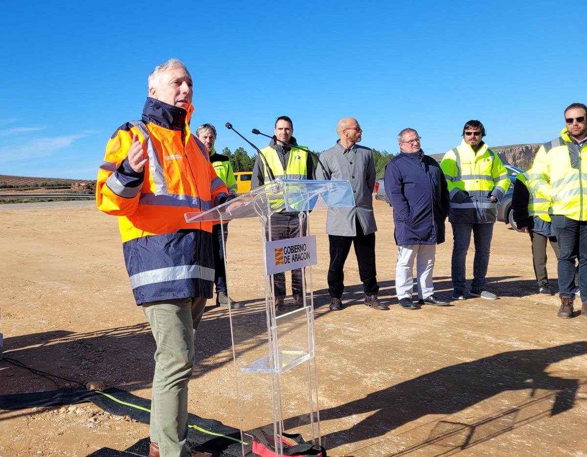 El consejero de Fomento, Octavio López, durante su visita a las obras de la A-1101, entre Mezalocha y Villanueva de Huerva, este viernes.