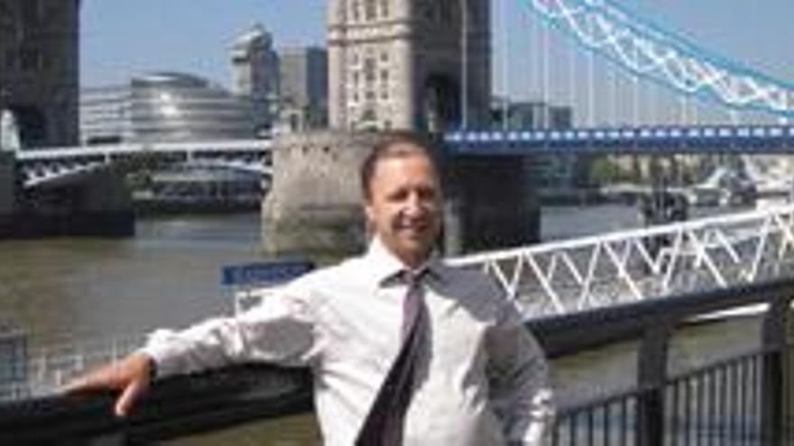 Felipe Caballero Alonso con el fondo del famoso «Tower Bridge» de Londres.