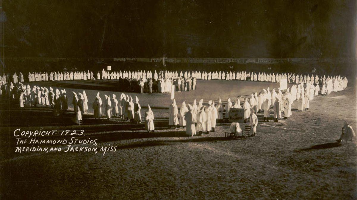 &#039;La noche temática&#039; repasa la tenebrosa historia del Ku Klux Klan