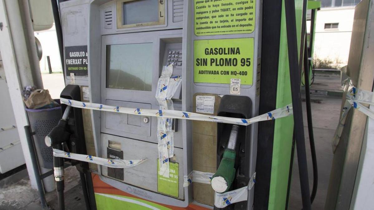 Gasolinera precintada por la Agencia Tributaria en Xàtiva, en abril.