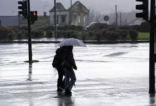 Dos accidentes leves y una inundación movilizan a la Policía Local en Santiago este sábado