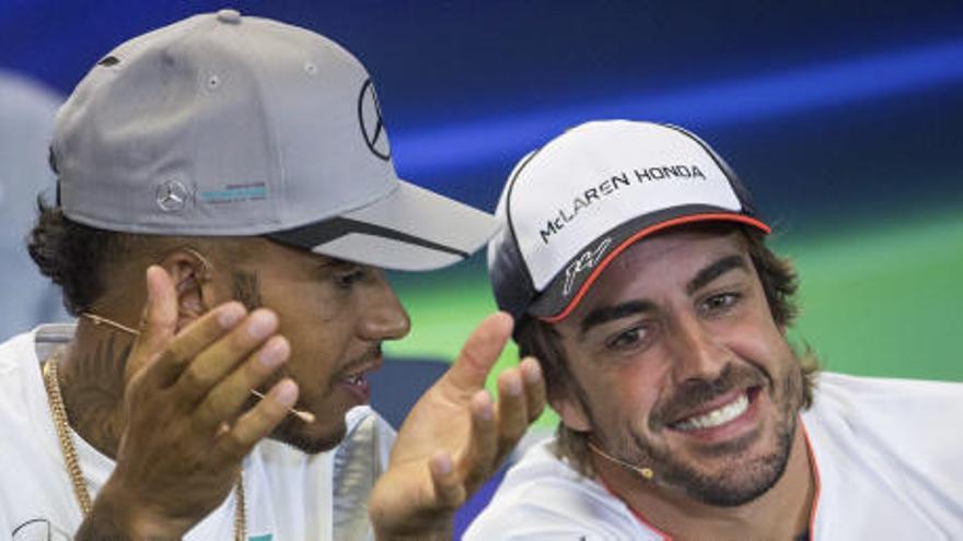 Lewis Hamilton, con Fernando Alonso