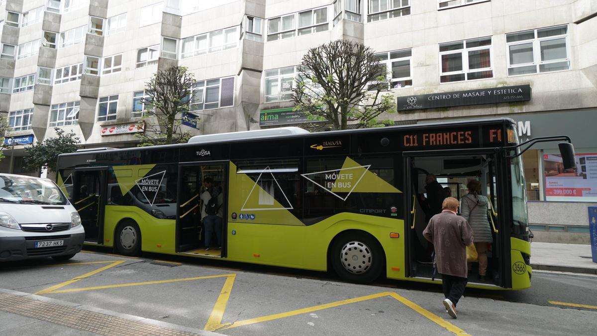 As aplicacións e pantallas de localización de buses urbanos sofren un funcionamento deficiente