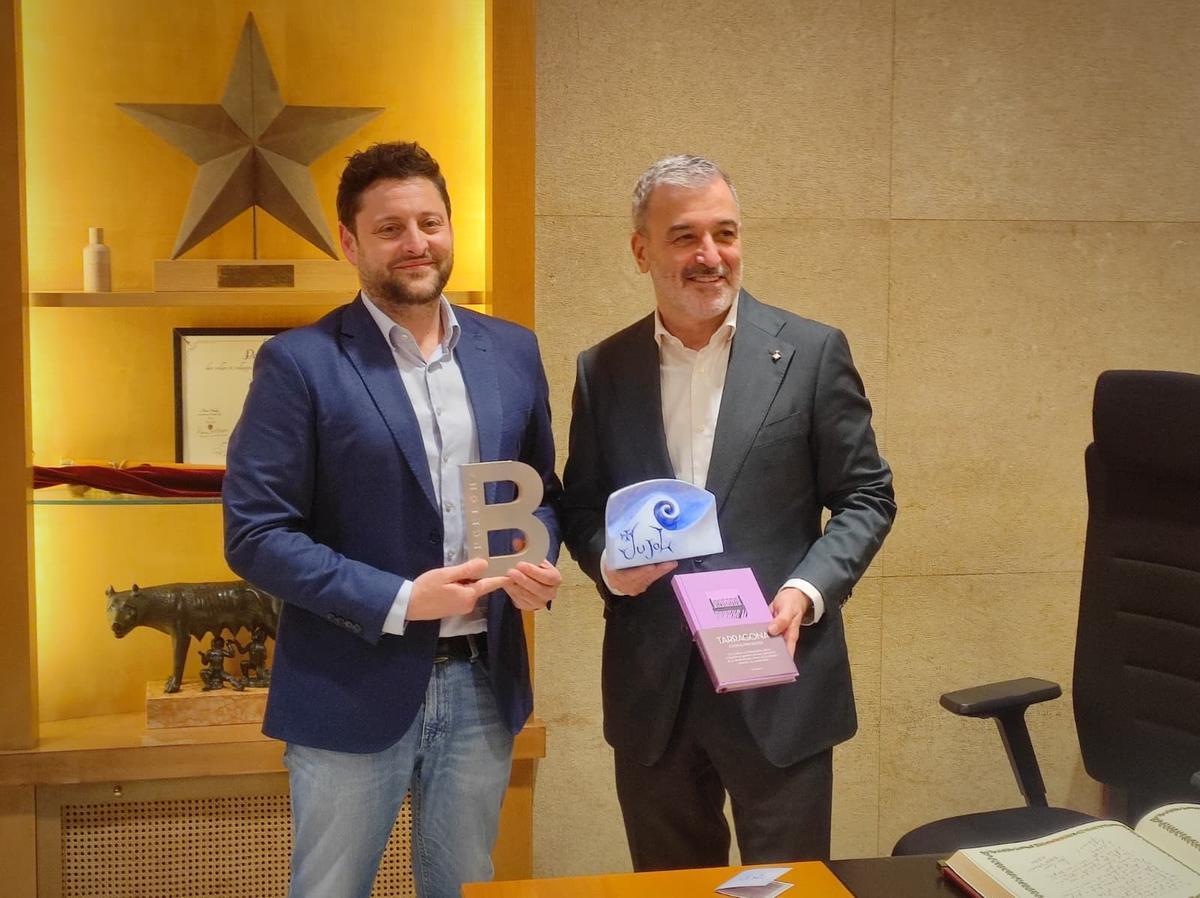 El alcalde de Tarragona, Rubén Viñuales (izquierda), con el de Barcelona, Jaume Collboni, con los respectivos obsequios institucionales.