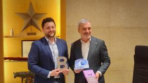 El alcalde de Tarragona, Rubén Viñuales (izquierda), con el de Barcelona, Jaume Collboni, con los respectivos obsequios institucionales.