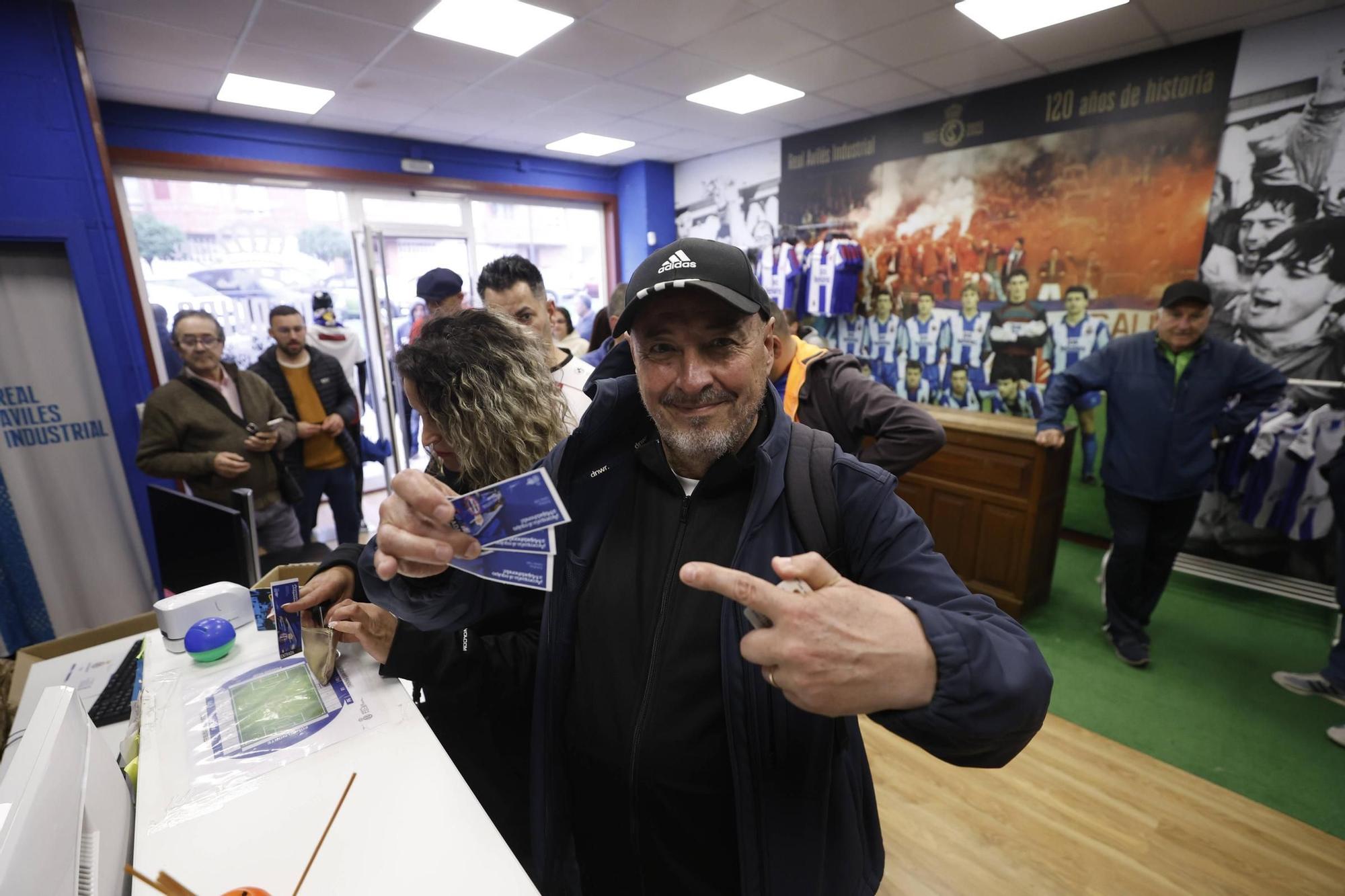 EN IMÁGENES: Locura blanquiazul para acompañar al Avilés en Majadahonda