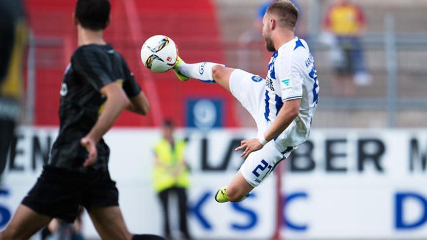 Imagen del espectacular gol de Kopke ante la mirada de Filipenko, que supuso el 3-1 de los alemanes sobre el Málaga CF.