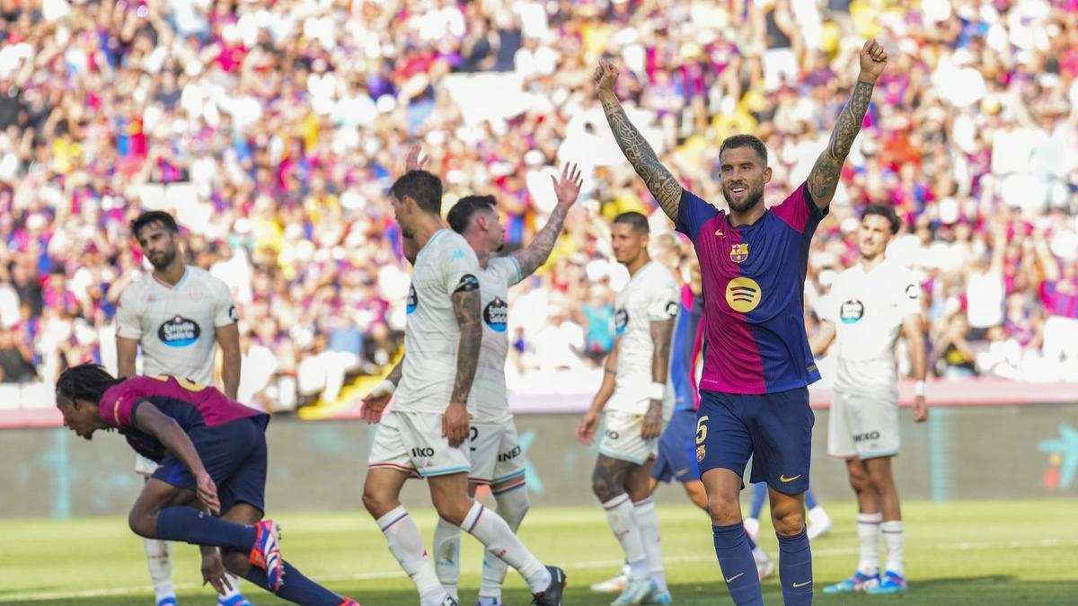 Iñigo Martínez celebra un gol del Barça ante el Valladolid