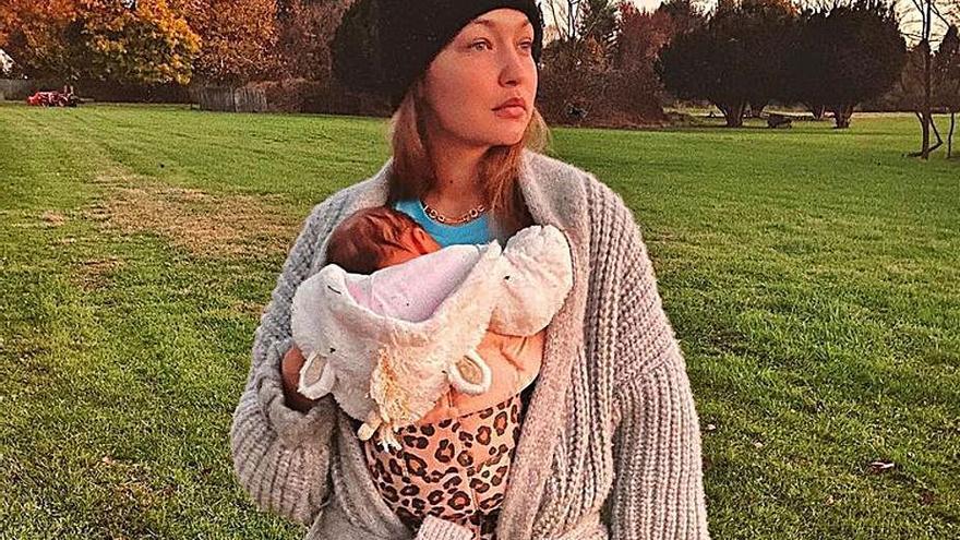 La modelo Gigi Hadid pasea junto a su hija. |   // INSTAGRAM