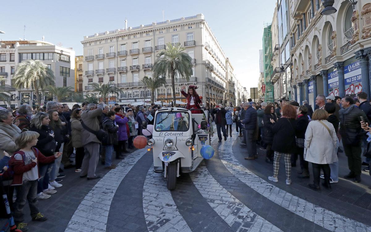 La Cabalgata entró por la plaza de la Reina hasta el ayuntamiento.