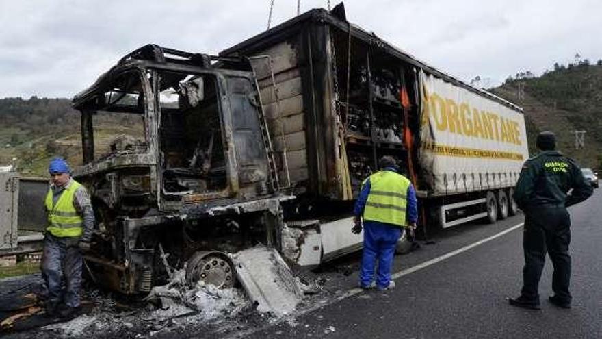 Un chófer portugués sobrevive en Ourense a un fuego declarado en su camión cargado de motores para Citröen