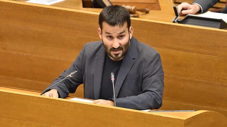 El conseller Marzà, durante su intervención en las Corts.