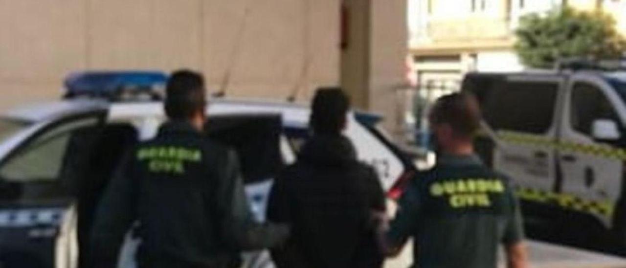 Dos guardias civiles trasladan a uno de los detenidos por los robos en La Aldea. | | LP/DLP