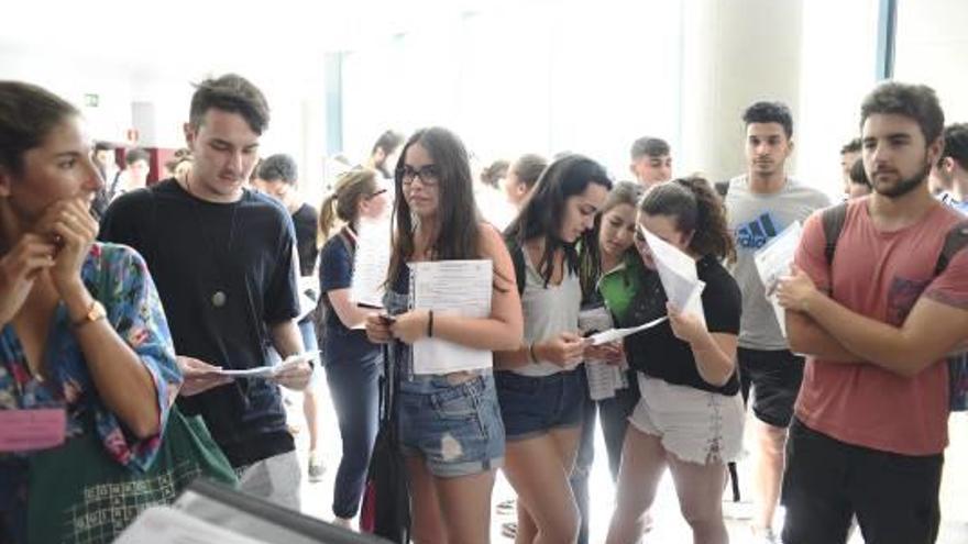 Estudiantes en el campus de la Jaume I.