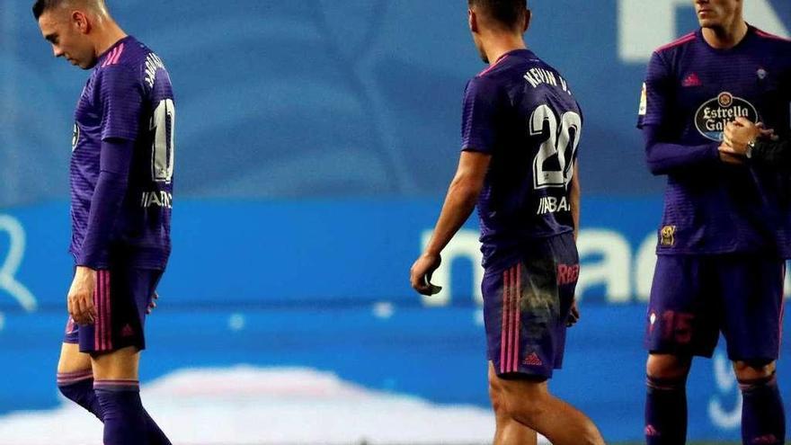 Iago Aspas, seguido por Kevin Vázquez y Robert Maza, muestra la desilusión por caer eliminados de la Cope en Anoeta. // Javier Etxezarreta