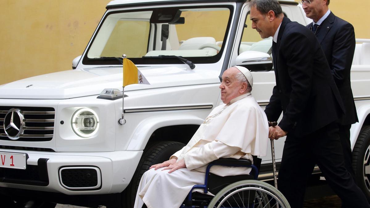 Archivo - El Papa Francisco, en la ceremonia de entrega del Papamóvil de Mercedes, en la Ciudad del Vaticano, en diciembre de 2024.