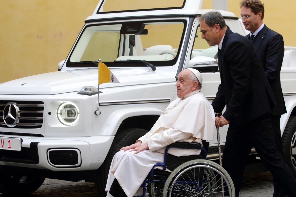 Archivo - El Papa Francisco, en la ceremonia de entrega del Papamóvil de Mercedes, en la Ciudad del Vaticano, en diciembre de 2024.