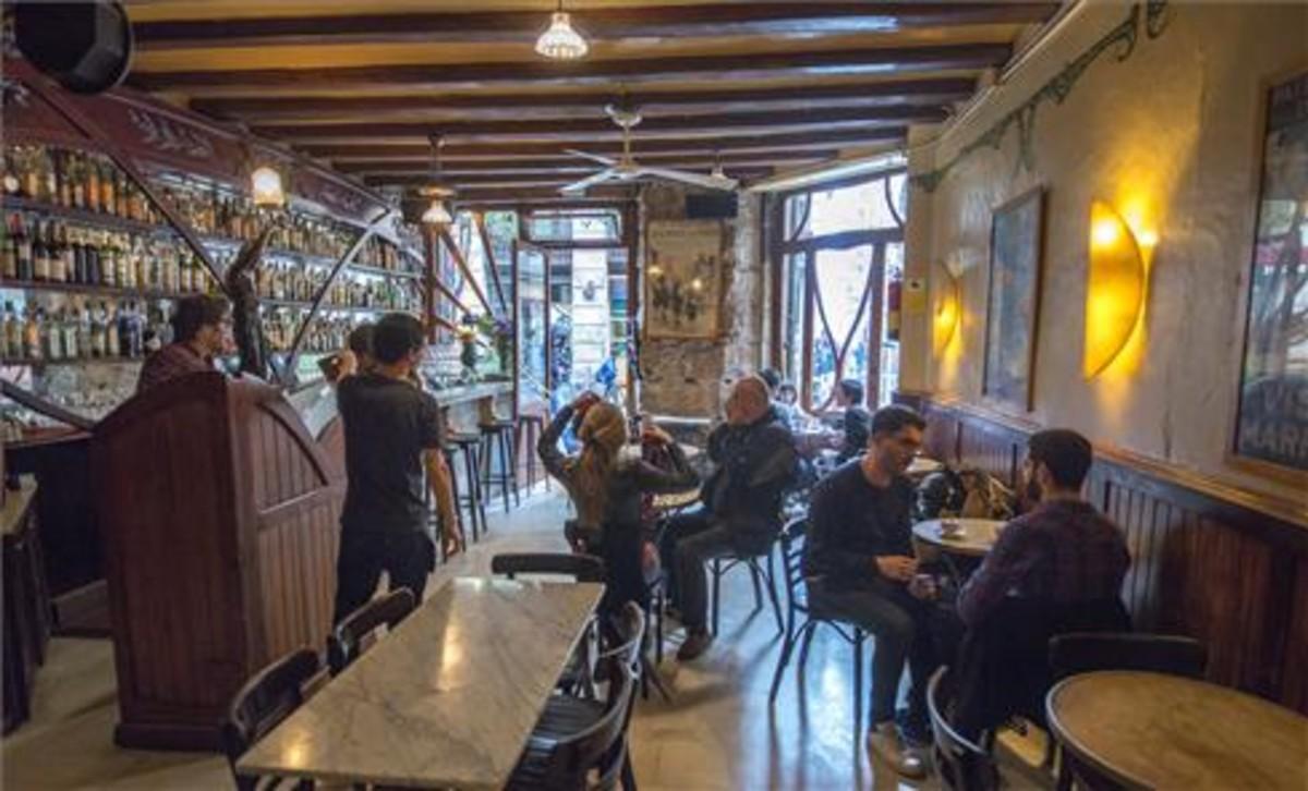 Casa Almirall, uno de los bares más antiguos y mejor conservados de Barcelona.