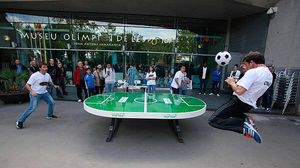 Presentació del Futtoc, un nou esport que barreja alguns elements del futbol amb altres del ping-pong.