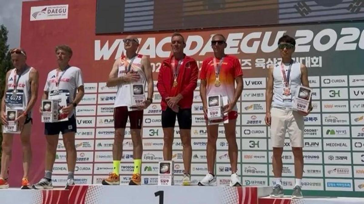 El ibicenco José Gadea, campeón del mundo con la selección español de cross, sube al podio.