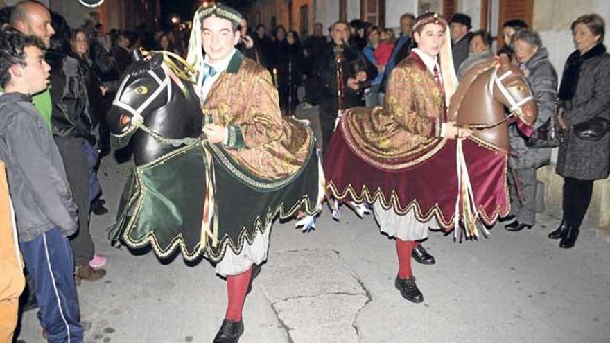 Los ´Cavallets´, durante la procesión celebrada ayer por las calles del centro de Pollença.