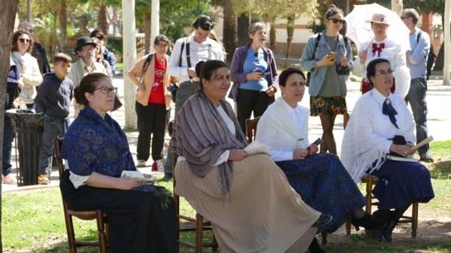 Algunas de las mujeres participantes durante la recreación de la asamblea feminista.
