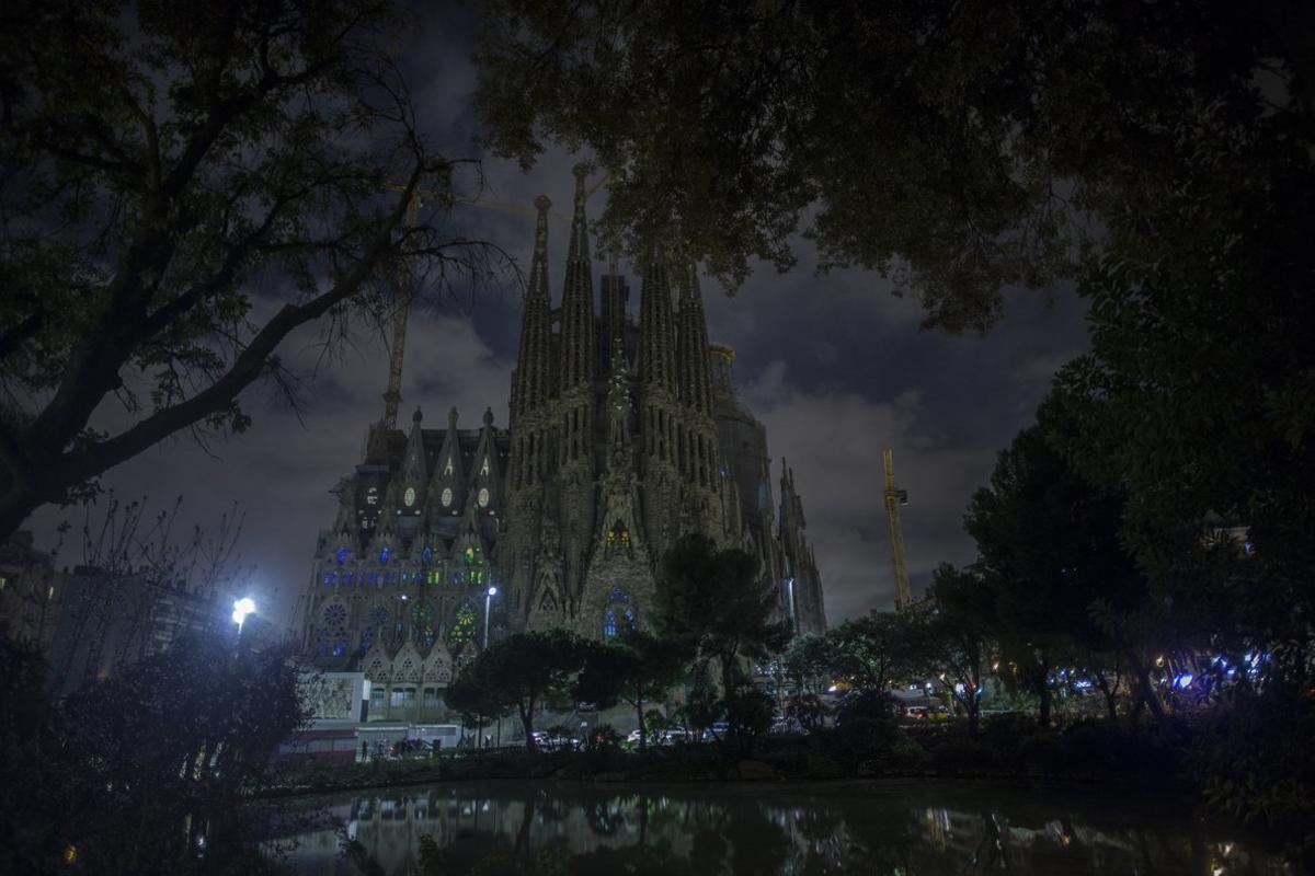 La Sagrada Familia, a oscuras, en una edición pasada de la ’Hora del Planeta’.