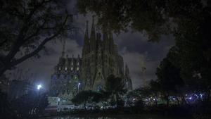 La Sagrada Familia, a oscuras, en una edición pasada de la ’Hora del Planeta’.