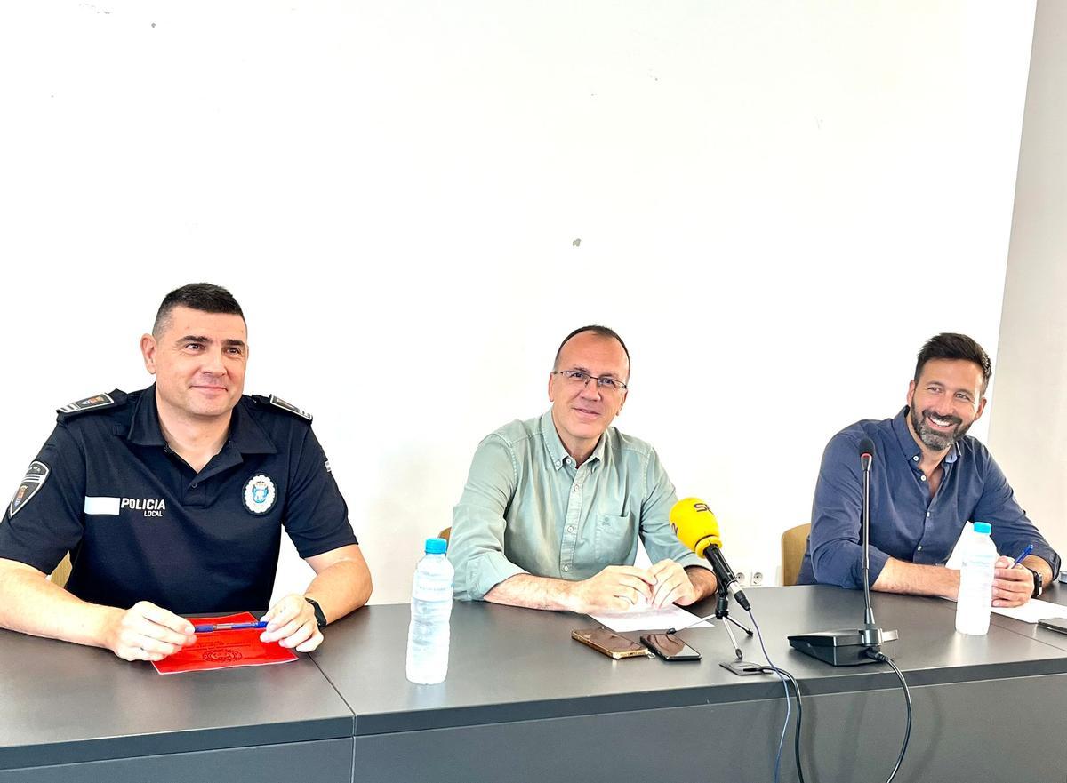 El alcalde, en el centro, junto al subinspector jefe de la policía local y al edil de Seguridad Ciudadana.