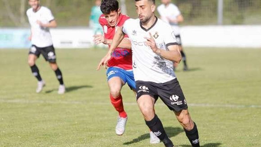 Cristian, con el balón, perseguido por Luciano.