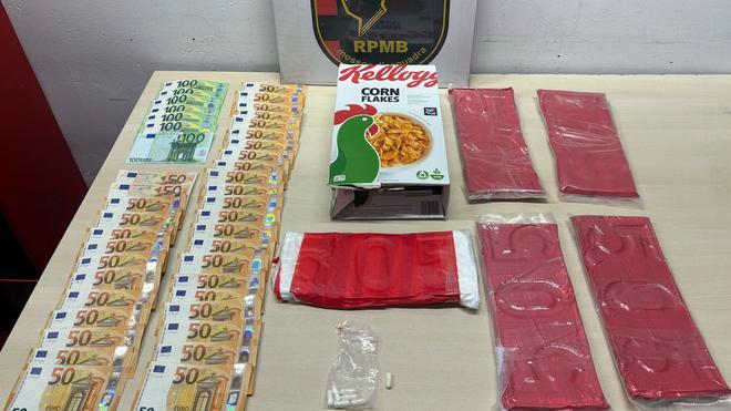 Cocaína escondida dentro de una caja de cereales y dinero encontrado en un coche parado en un carril bus en Barcelona