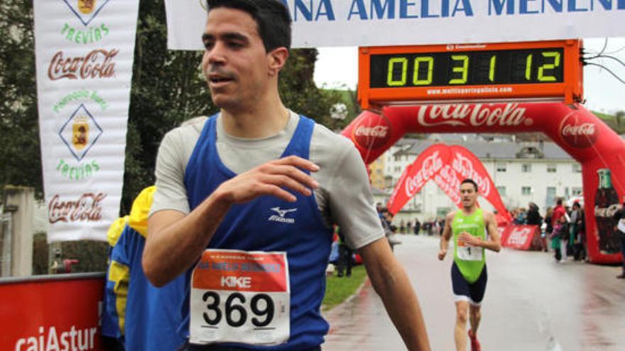 Enrique Fernández, vencedor absoluto, tras cruzar la línea de meta.