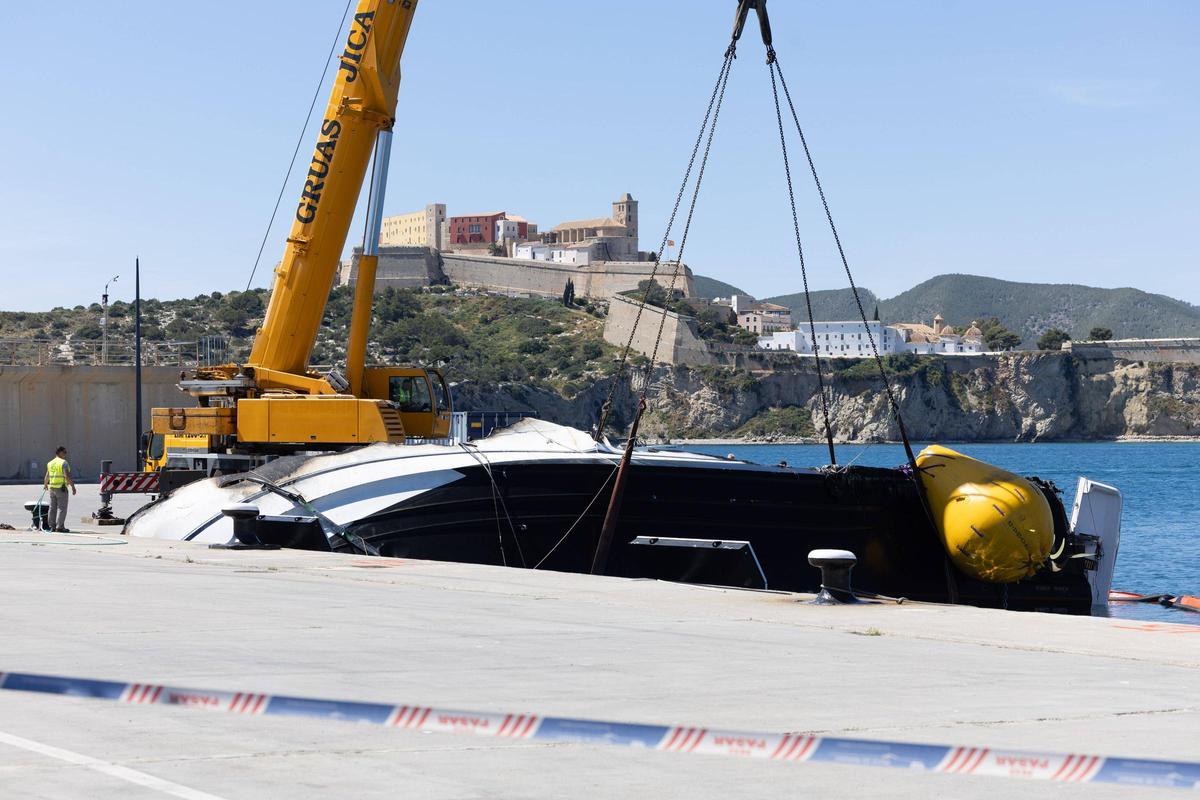 Espectaculares imágenes de la recuperación del yate que se incendió y se hundió en Ibiza