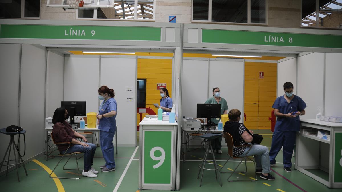 Vacunación en el polideportivo Germans Escalas de Palma