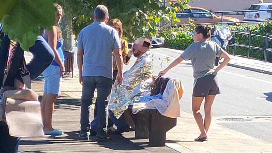 Un conductor se salva con la ayuda de vecinos tras caer al mar en Bueu