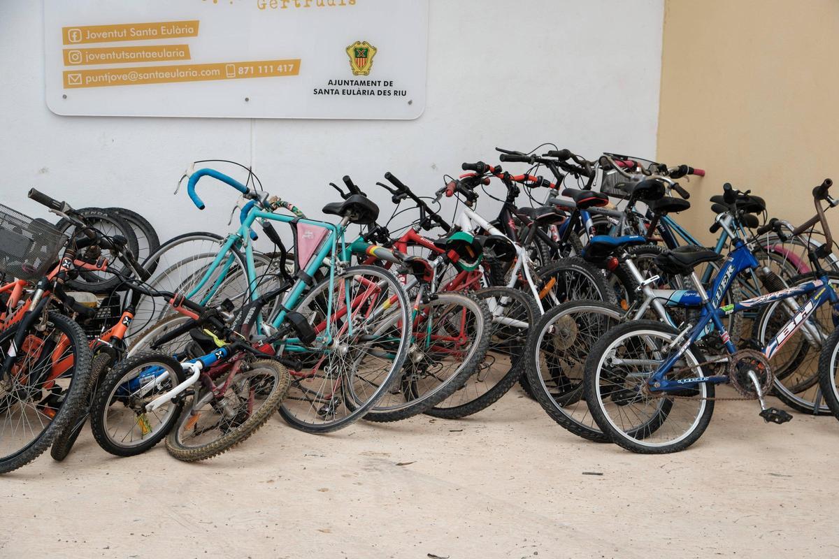 Algunas de las bicis donadas en el Punt Jove de Santa Gertrudis