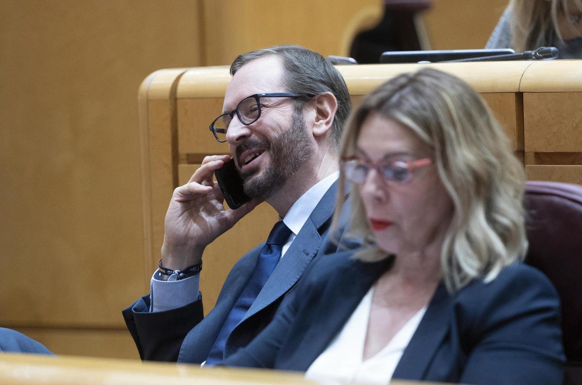 El portavoz del Grupo Parlamentario Popular en el Senado, Javier Maroto, habla por teléfono en una sesión de control al Gobierno en el Senado, a 24 de mayo de 2022, Madrid (España).