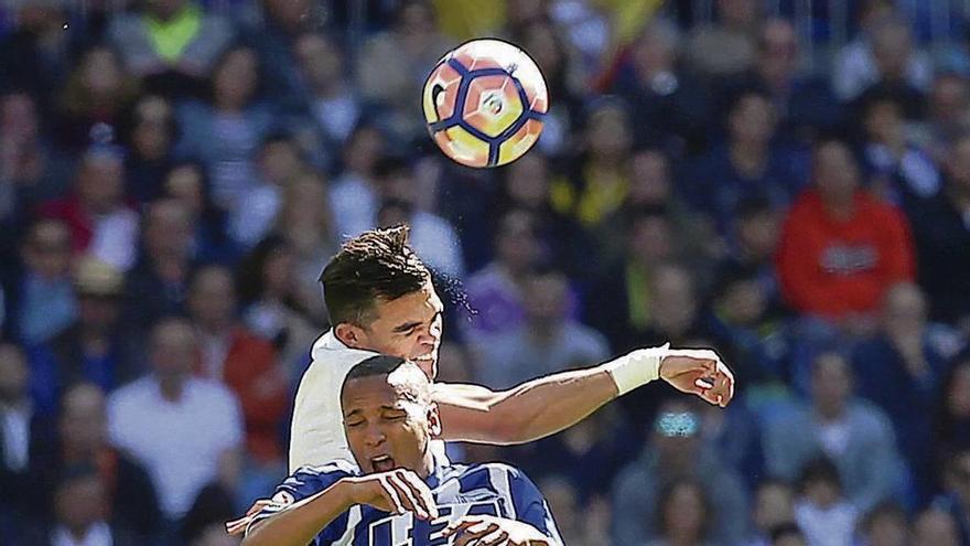 Pepe y Deyverson pelean un balón por alto. // Sergio Pérez