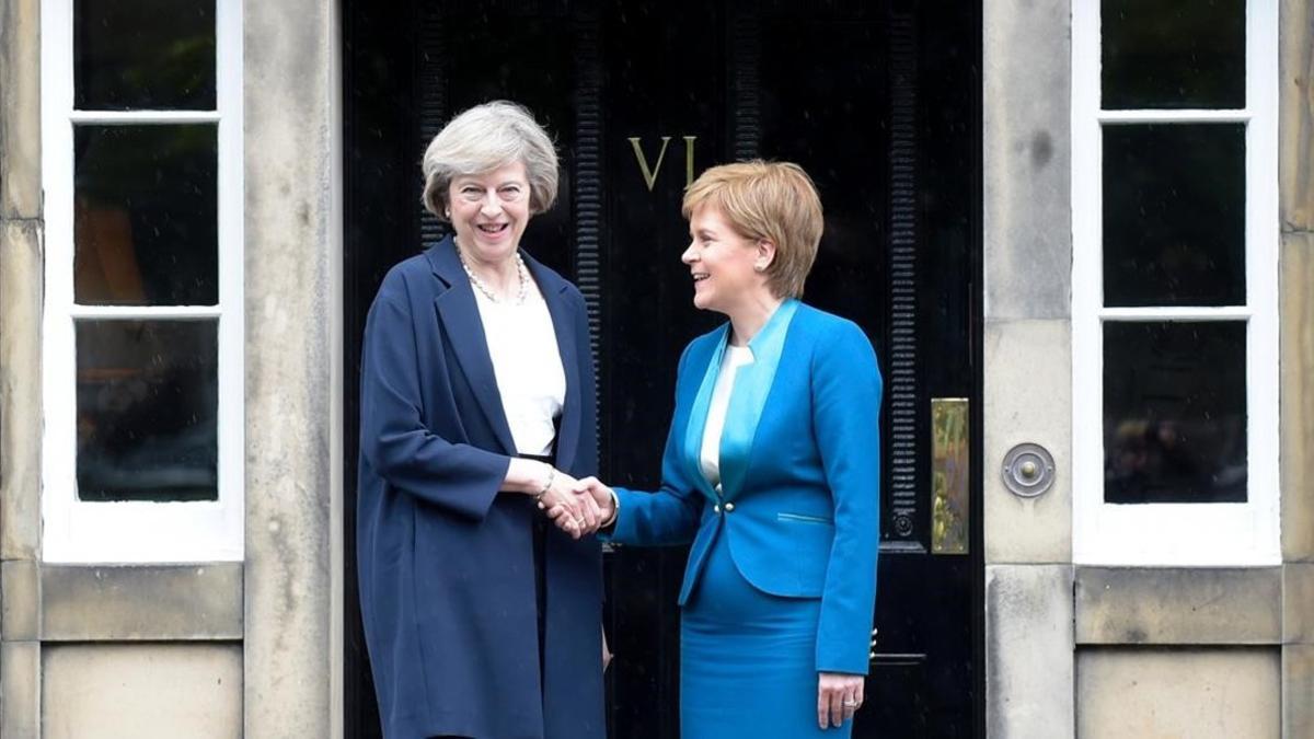 May (izquierda) y Sturgeon se dan la mano en la puerta de Bute House, en Edimburgo, este viernes.